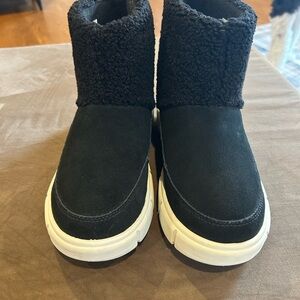 Sorel Explorer III Slip On Cozy Waterproof Boots. Women’s size 8.5